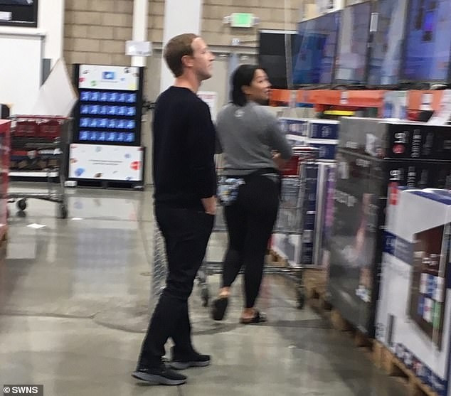 Năm 2020, Mark Zuckerberg từng khiến công chúng bất ngờ khi bị bắt gặp cùng vợ Priscilla Chan đến Costco, một chuỗi siêu thị giá rẻ ở Mỹ để săn tivi giảm giá. Ảnh: DM