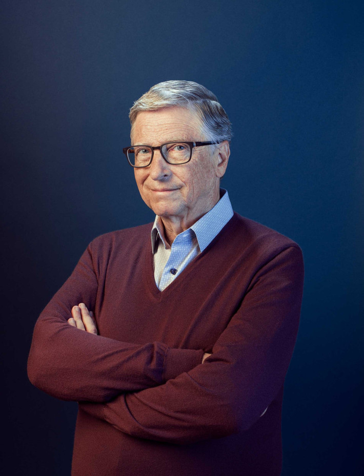 Ngoài ra, Bill Gates cũng thường xuất hiện trong trang phục giản dị với áo len cổ chữ V cùng áo sơ mi có cổ. Ảnh: WSJ