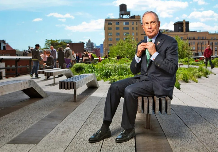 Michael Bloomberg - “ông trùm” đế chế truyền thông Bloomberg, người sở hữu khối tài sản 109 tỷ USD, được cho là đã đi hai đôi giày đen đến công ty trong suốt hơn 10 năm. Ảnh: Condé Nast Traveler