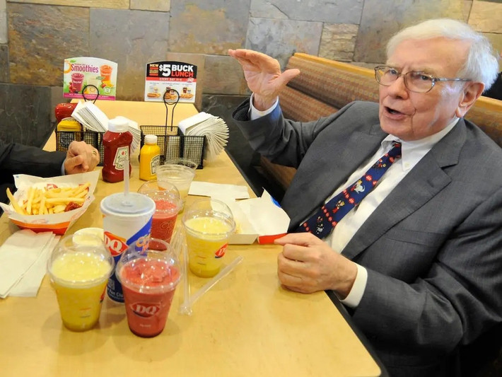 Nhiều năm nay, tỷ phú Mỹ Warren Buffett vẫn thường ăn sáng tại một tiệm đồ ăn nhanh. Phần ăn mỗi ngày phụ thuộc vào sự lên xuống của giá cổ phiếu mà ông đầu tư. Ảnh: BI