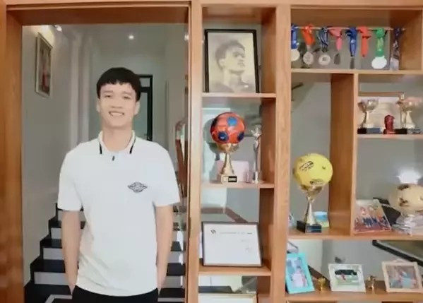 Một góc trong nhà dành để treo những giải thưởng của Hoàng Đức trong suốt thời gian theo đuổi sự nghiệp quần đùi áo số. Ảnh: FBNV