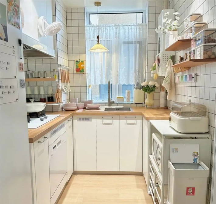 Trong các hội nhóm nội trợ, căn bếp nhỏ 3,5m2 của một cô gái trẻ (nickname @Vivian) đang "gây bão" mạng xã hội. Ảnh: QQ