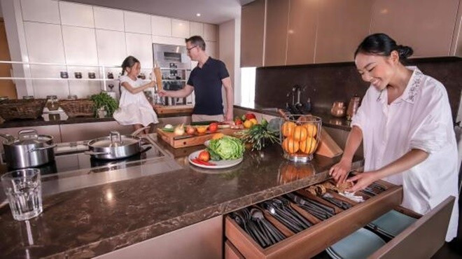 Trước khi chuyển về TP HCM, gia đình Đoan Trang sống tại căn hộ hiện đại ở Singapore. Ảnh: FBNV
