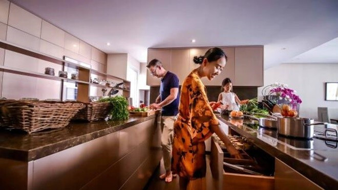 Căn hộ lưu giữ nhiều vật dụng thân quen chuyển từ Việt Nam sang. Phòng khách và bếp đặt chung trong không gian mở. Ảnh: FBNV