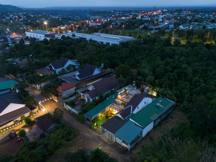 Tọa lạc tại Buôn Ma Thuột (Đắk Lắk), ngôi nhà nằm trên khu đất rộng 7x40 mét, thoai thoải về phía thung lũng. Ảnh: Tad.atelier