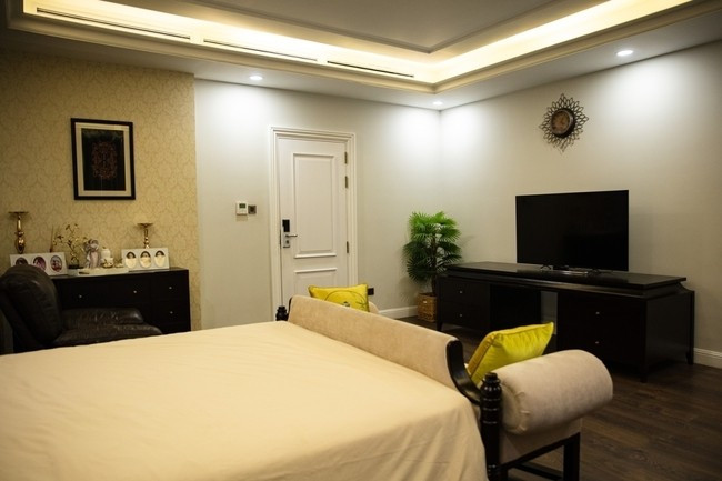 Phòng ngủ đơn giản nhưng vẫn sang trọng. Ảnh: FBNV