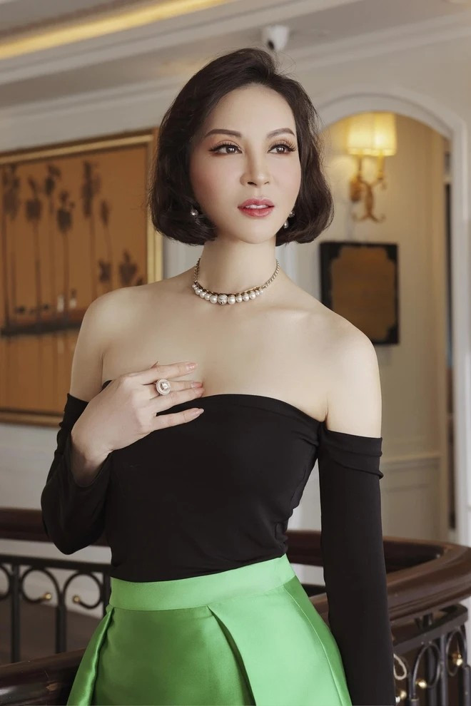 Ở tuổi 52, người đẹp 7X vẫn giữ được nét trẻ trung, quyến rũ cùng vóc dáng thon thả. Ảnh: FBNV