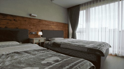 Cạnh đó là phòng ngủ có 2 chiếc giường cho 2 cô con gái của anh sử dụng. Ảnh Toutiao