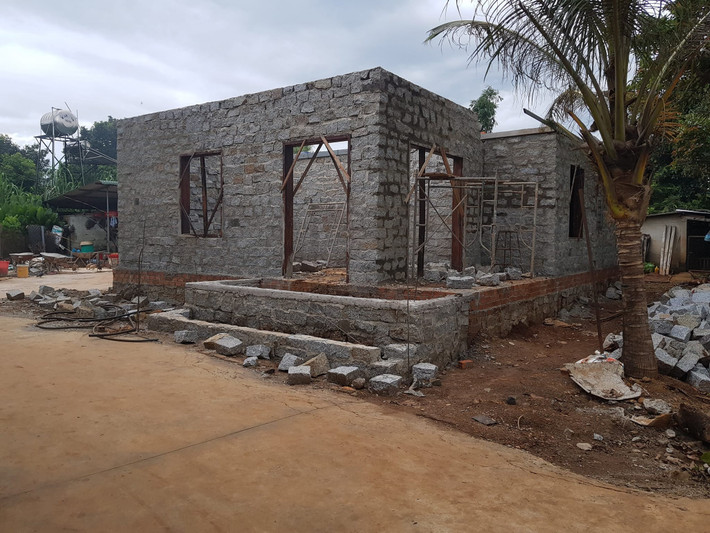 Khi bắt tay vào thi công, Toàn gặp khó khăn. Tiền chở đá chẻ rất cao, mỗi lần chỉ chở được 500 viên bởi khối lượng rất nặng, quãng đường xa, 50km. Ảnh: Cafeland