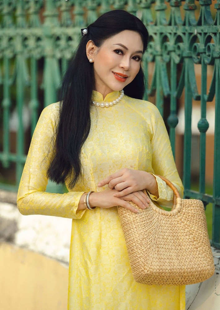 Thậm chí, nhiều người đẹp kém tuổi cũng phải "e dè" khi đứng cạnh nữ CEO. Ảnh: Bazaarvietnam