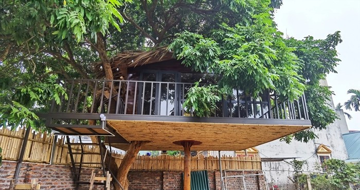Để căn nhà đứng vững, gia chủ thiết kế một khung bằng thép gồm một ống thép lớn cùng ba ống thép nhỏ đỡ bên dưới, và được ốp bằng gỗ nhựa. Ảnh: Znews
