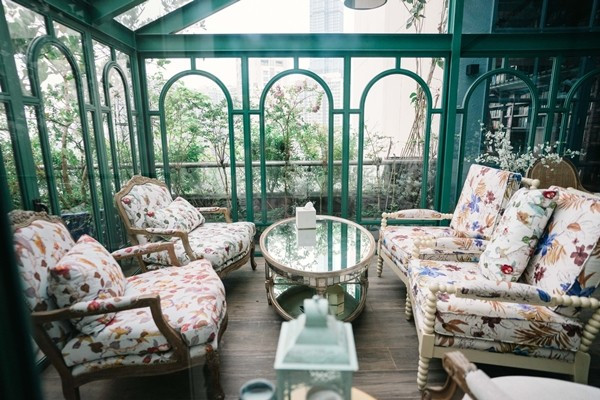 Vợ chồng Hannah Olala còn thiết kế phòng trà kính để thư giãn, thưởng trà chiều, tận hưởng không gian xanh mướt của khu vườn. Ảnh: FBNV >>> Mời độc giả xem video: Hà Nội kiểm tra hơn 1.000 căn biệt thự cũ. Nguồn: VTV24