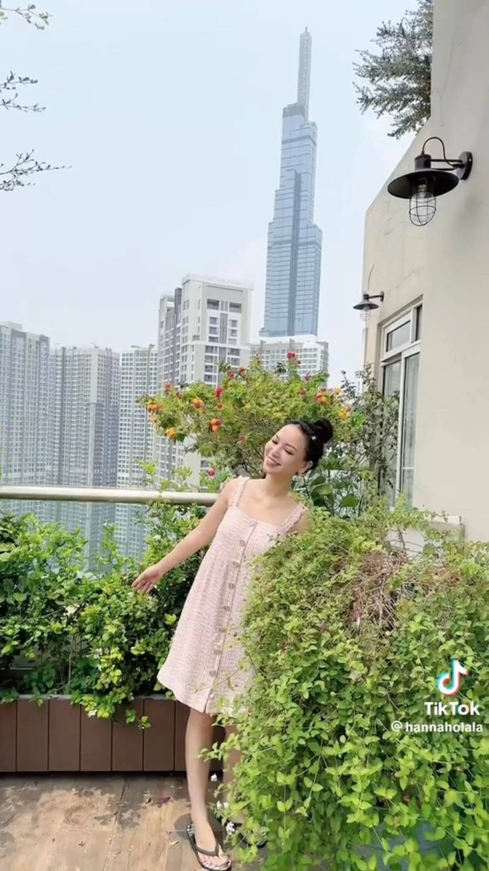 Đặc biệt, tầng nào cũng được Hannah thiết kế một sân thượng ngập cây cối để có cảm giác như ở nhà đất chứ không phải ở chung cư. Ảnh: TikTok @Hannaholala