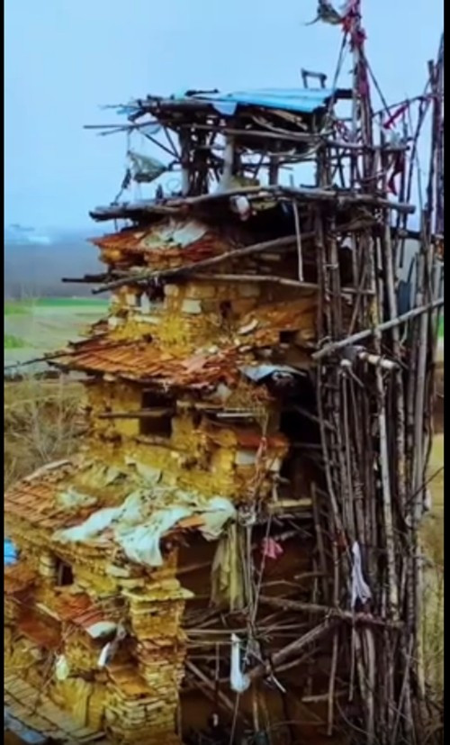 Không xi măng, không thiết kế, không kỹ sư, ngôi nhà 7 tầng đất, cao khoảng 18m. Ảnh: Sohu