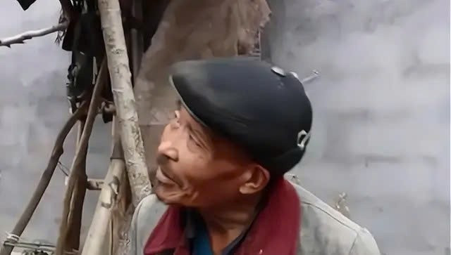 Người ta gọi đây là “lâu đài đất Sơn Đông”, còn dân làng thì đã quá quen với hình ảnh người đàn ông tóc bạc, dáng gầy nhỏ, mỗi ngày đều lầm lũi kéo xe đi nhặt đá, xúc đất về xây. Ảnh: 163