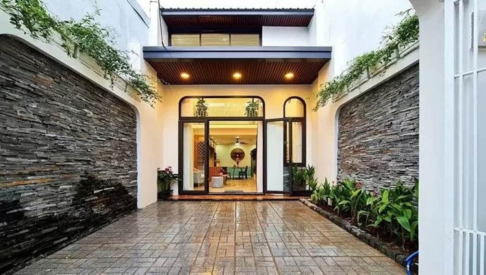 Nhà cấp 4 gác lửng thiết kế đơn giản, gọn gàng, sử dụng các vật liệu kính, bê tông, thép... tạo nên vẻ đẹp đặc trưng của phong cách hiện đại. Ảnh: Neohouse
