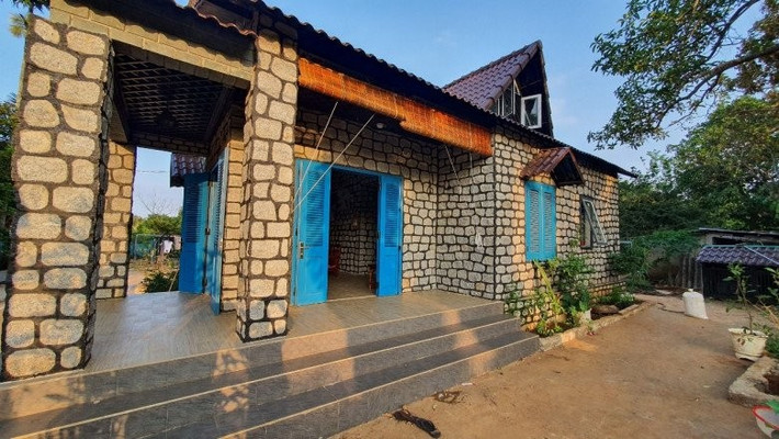 Bên trong nhà có 1 phòng khách, 2 phòng ngủ, 1 nhà bếp, 1 nhà tắm...đầy đủ công năng cho sinh hoạt hàng ngày. Ảnh: Thể thao & Văn hóa