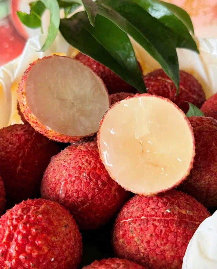 Loại vải này mùi rất thơm, vị ngọt thanh, khác hoàn toàn với vị ngọt đậm của vải thiều Việt Nam. Ảnh: Facebook Hà An