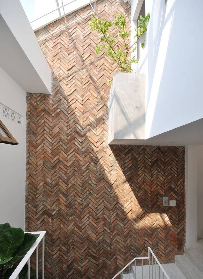 Lớp gạch cũ được tận dụng để lát sân nhà tạo cảm giác mới lạ nhưng vẫn thân thuộc. Ảnh: Quang Trần >>> Mời độc giả xem video: Nhà 25m2 - cơ hội cho nhiều người. Nguồn: VTV24