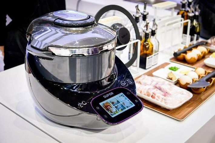 Cứ nghĩ mua máy xào nấu tự động là không cần đứng bếp. Nhưng sự thật là máy chỉ giúp đảo thức ăn, còn vẫn phải làm các bước khác như rửa, cắt, tẩm ướp... Ảnh: post.smzdm