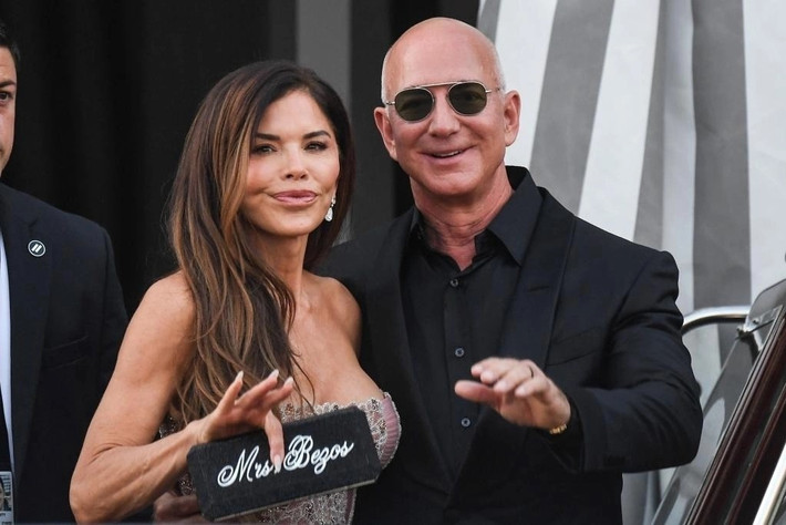 Lauren Sanchez từng đặt riêng một chiếc ví cầm tay bằng pha lê mang tên mình của thương hiệu Judith Leiber, giá 3.695 USD (96,6 triệu đồng). Ảnh: Backgrid