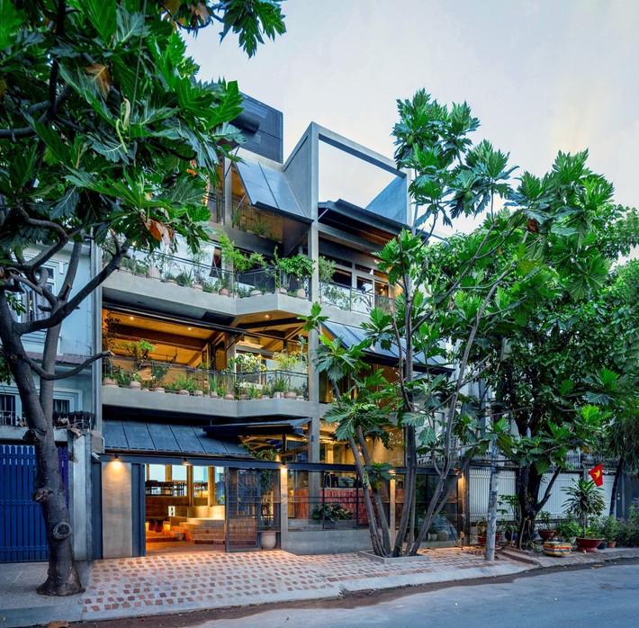 Từ một biệt thự tân cổ điển, Dom-Ino Hub đã được chuyển đổi thành một cấu trúc mở, nơi kiến trúc, dòng sông và con người có thể kết nối với nhau. Ảnh: Anh Chương, Bánh shimano