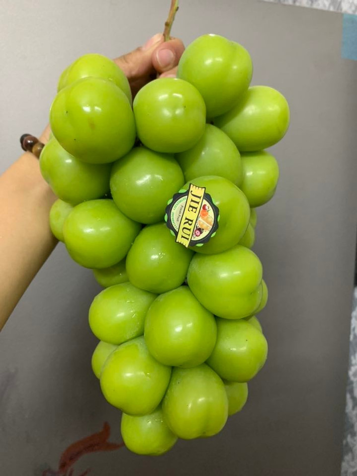 Bán nho sữa với giá 65.000 đồng/kg, chị Duyên (Hà Nội) bán được vài chục thùng mỗi ngày. Ảnh: Facebook