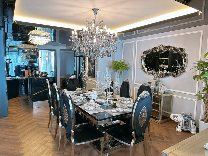 Căn nhà được thiết kế theo phong cách hiện đại, xa hoa với gam màu sáng chủ đạo. Ảnh: FB Nguyên Vũ