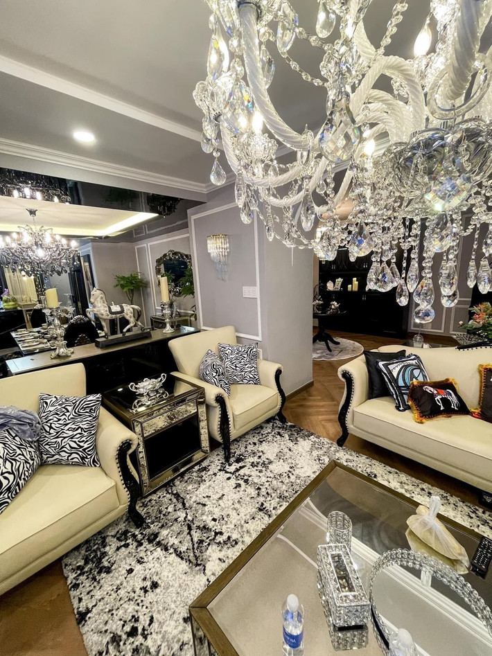 Penthouse của Nguyên Vũ gồm 1 sảnh chờ, 8 phòng ngủ, 10 toilet, 3 phòng khách, 3 bếp, 1 phòng chiếu phim, 1 khu trà chiều và bida, 2 sân thượng BBQ và 1 hồ bơi riêng. Ảnh: FB Nguyên Vũ
