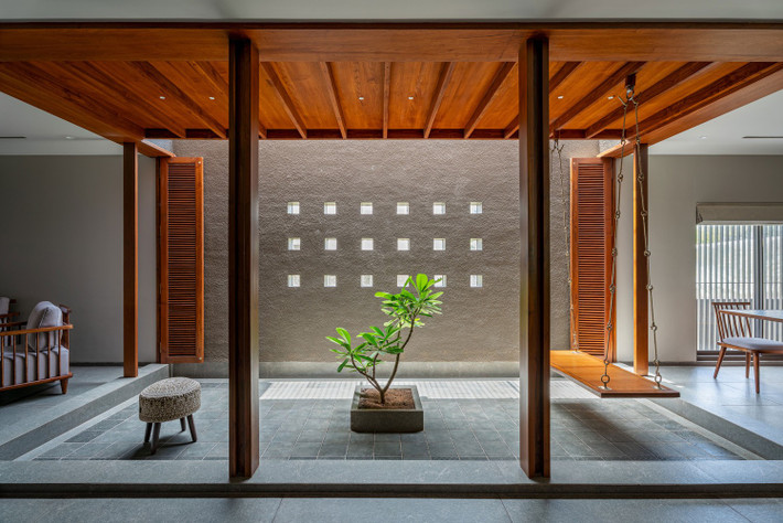 Không gian sinh hoạt được bố trí bám sát ba trục, giúp lưu thông ánh sáng và không khí. Ảnh: Archdaily