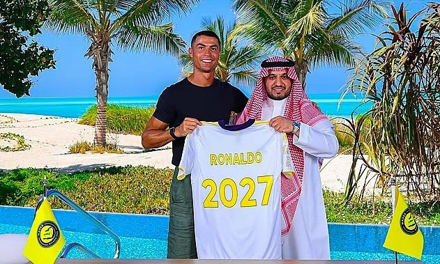 Ronaldo cũng nhận được 34 triệu USD tiền lót tay khi ký hợp đồng. Nếu ở lại đến hết hợp đồng, khoản tiền này sẽ tăng tới 52 triệu USD. Ảnh: Reuters