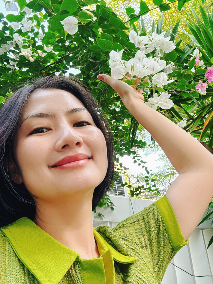 Khoảng sân xanh mát, ngập tràn hoa lá. Ảnh: FB Ngọc Lan Nguyễn