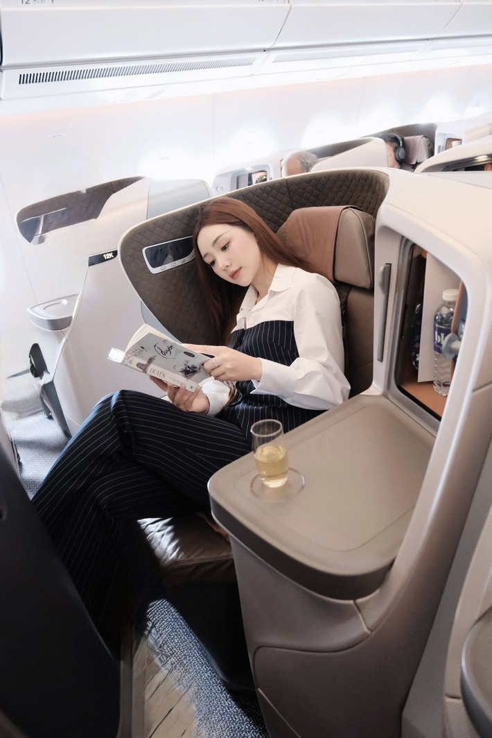 Trên trang cá nhân, Quỳnh Kool thường xuyên chia sẻ loạt hình ảnh du lịch sang chảnh khắp các địa điểm nổi tiếng. Ảnh: FBNV
