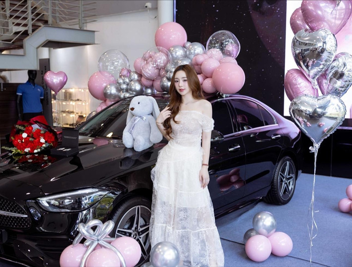 Mới đây, Quỳnh Kool khiến dân mạng không khỏi trầm trồ khi thông báo vừa tậu xế hộp Mercedes-Benz sang trọng. Ảnh: FBNV