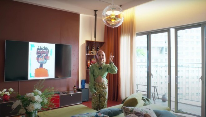 Điểm nhấn là chiếc đèn trần hình cầu mang dáng vẻ tương lai. Ảnh: FBNV