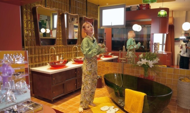 Bồn tắm, giá đựng bình hoa, bồn rửa mặt vẫn là những món đồ trong suốt phù hợp với tổng thể cả nhà. Ảnh: FBNV >>> Mời độc giả xem video: Nhà 25m2 - cơ hội cho nhiều người. Nguồn: VTV24