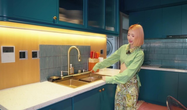Phần đảo bếp nổi bật với màu vàng rực rỡ, tạo cảm giác sạch sẽ. Ảnh: FBNV