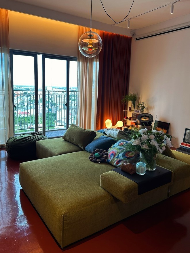 Phòng khách toát lên chất nghệ sĩ và hiện đại với lối phối màu độc đáo. Ảnh: FBNV
