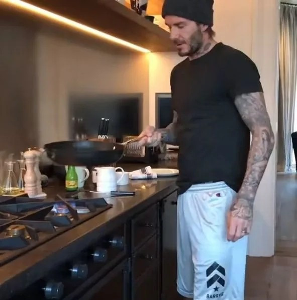 Beckham là người thường xuyên vào bếp nấu nướng cho gia đình. Ảnh: Victoriabeckham/Instagram