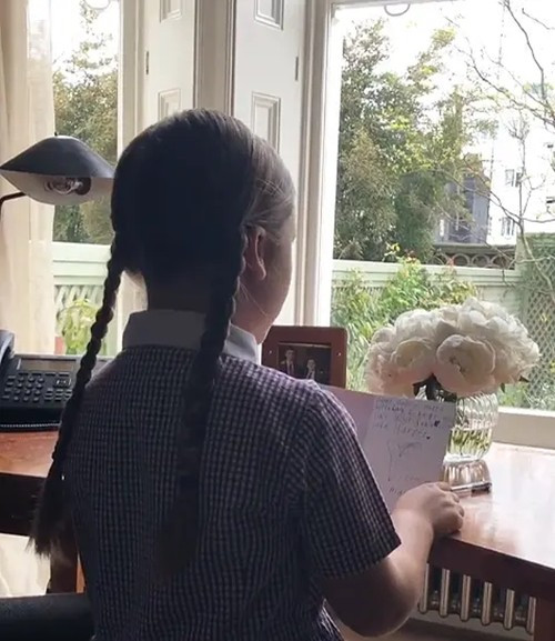 Sân sau với hàng rào phủ đầy dây leo. Ảnh: Victoriabeckham/Instagram >>> Mời độc giả xem video: Hà Nội kiểm tra hơn 1.000 căn biệt thự cũ. Nguồn: VTV24