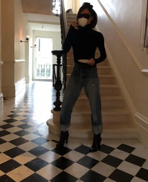 Gạch lát sàn đen trắng ở tiền sảnh, cùng tông với sàn tại lối vào. Ảnh: Victoriabeckham/Instagram