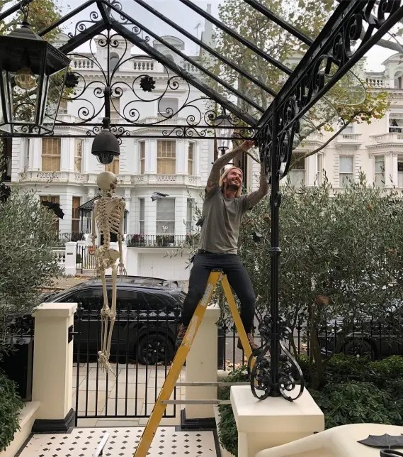 Sân trước nhà có cổng sắt và mái che. Ảnh: Victoriabeckham/Instagram