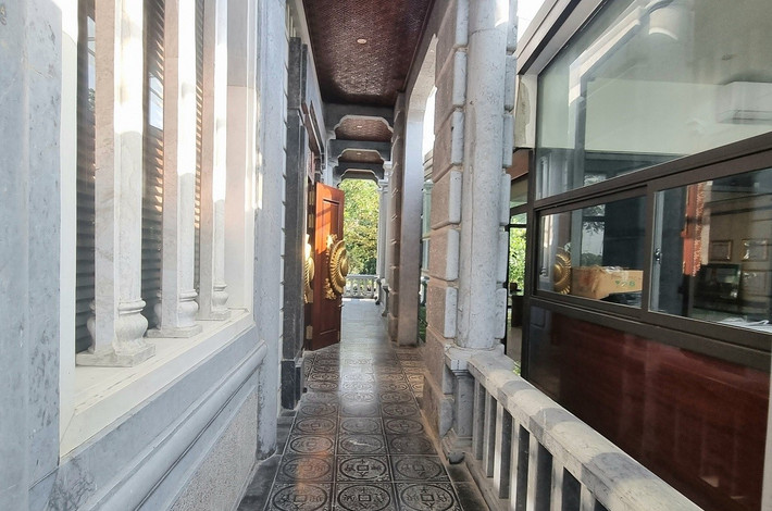 Ngoài đá xanh Ninh Vân, chủ nhân sử dụng thêm đá trắng được lấy từ miền Trung và Tây Nguyên. Ảnh: Người lao động