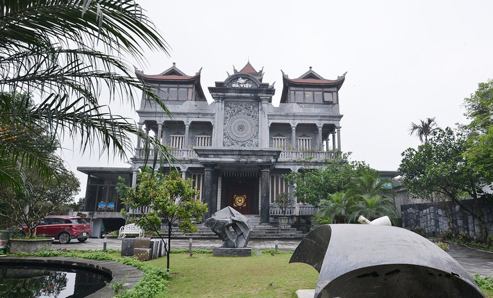 Tọa lạc tại Ninh Bình, tòa lâu đài 3 tầng bằng đá đồ sộ của nghệ nhân Lương Văn Quang nổi bật với kiến trúc độc đáo. Ảnh: Suckhoedoisong