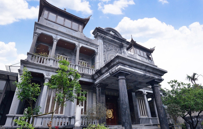 Không sử dụng hồ vữa, không bê tông cốt thép kết dính, toàn bộ khối kiến trúc là sự liên kết bền chặt của các phiến đá lớn qua ngõng, mộng và keo truyền thống từ mật mía - vôi tôi, một kỹ thuật cổ xưa gần như thất truyền. Ảnh: Tiền phong