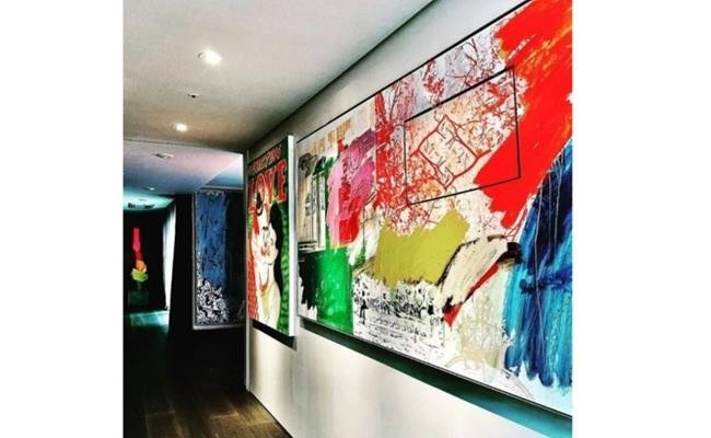 G-Dragon còn nổi tiếng về độ "chịu chơi" khi sở hữu những bộ sưu tập nghệ thuật đáng kinh ngạc. Trong đó, phải kể đến bức tranh Millionaire Nurse của Richard Prince, được định giá khoảng 3,3 triệu USD. Ảnh: Naver
