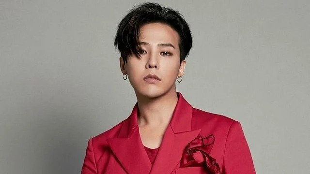 Bên cạnh đó, G-Dragon còn ra mắt thương hiệu Peaceminusone vào năm 2016, chuyên về quần áo, phụ kiện và giày dép. Thủ lĩnh của BigBang còn có nguồn thu khác khi trở thành đại sứ thương hiệu cho Chanel từ năm 2016, xuất hiện trong các chiến dịch quảng cáo toàn cầu. Ảnh: Instagram