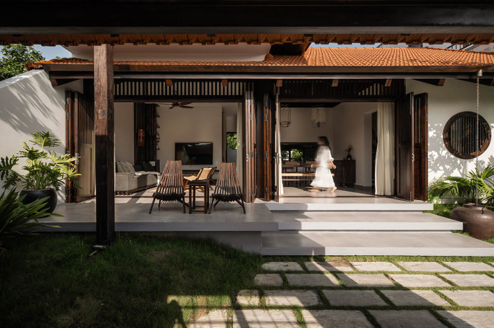Kiểu nhà này đã tồn tại hàng thế kỷ, ăn sâu vào văn hóa và khí hậu địa phương, nhưng bộc lộ một số hạn chế nhất định trong bối cảnh cuộc sống hiện đại như thiếu ánh sáng tự nhiên, thiếu sự riêng tư, phân chia không gian không còn phù hợp với lối sống đương đại và khó khăn trong việc tích hợp các tiện nghi hiện đại. Ảnh: Nguyen Dang Hieu