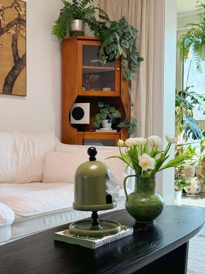 Bộ sofa màu kem êm ái, điểm xuyết vài chiếc gối cùng tông mang đến sự ấm áp. Ảnh: Sohu