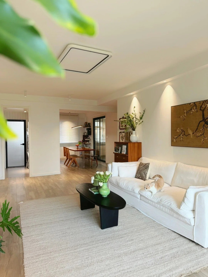 Bàn trà đen hình oval được tô điểm bởi chậu cây nhỏ và bình hoa nhài tươi. Ảnh: Sohu